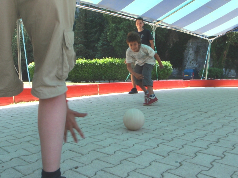 Village Camps International Summer Camp Ard&egrave;che, France 2019-07-26 https://www.villagecamps.com/journals_admin/images/21-23-Georgy goes in for the win.jpg